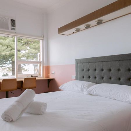 Black Swan Waterfront Motel (Adults Only) Суонсі Екстер'єр фото