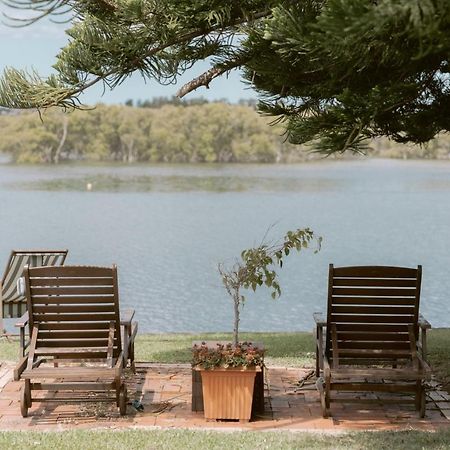 Black Swan Waterfront Motel (Adults Only) Суонсі Екстер'єр фото