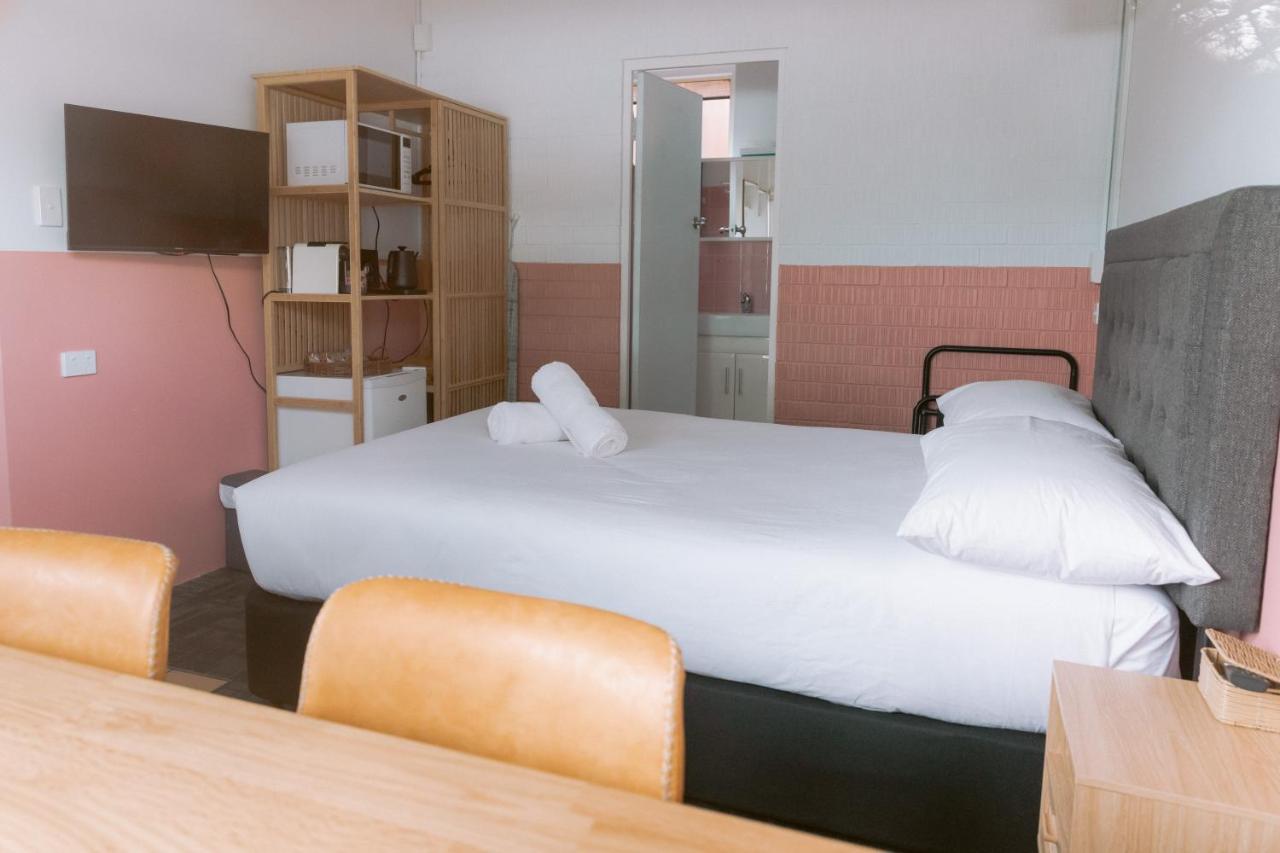 Black Swan Waterfront Motel (Adults Only) Суонсі Екстер'єр фото