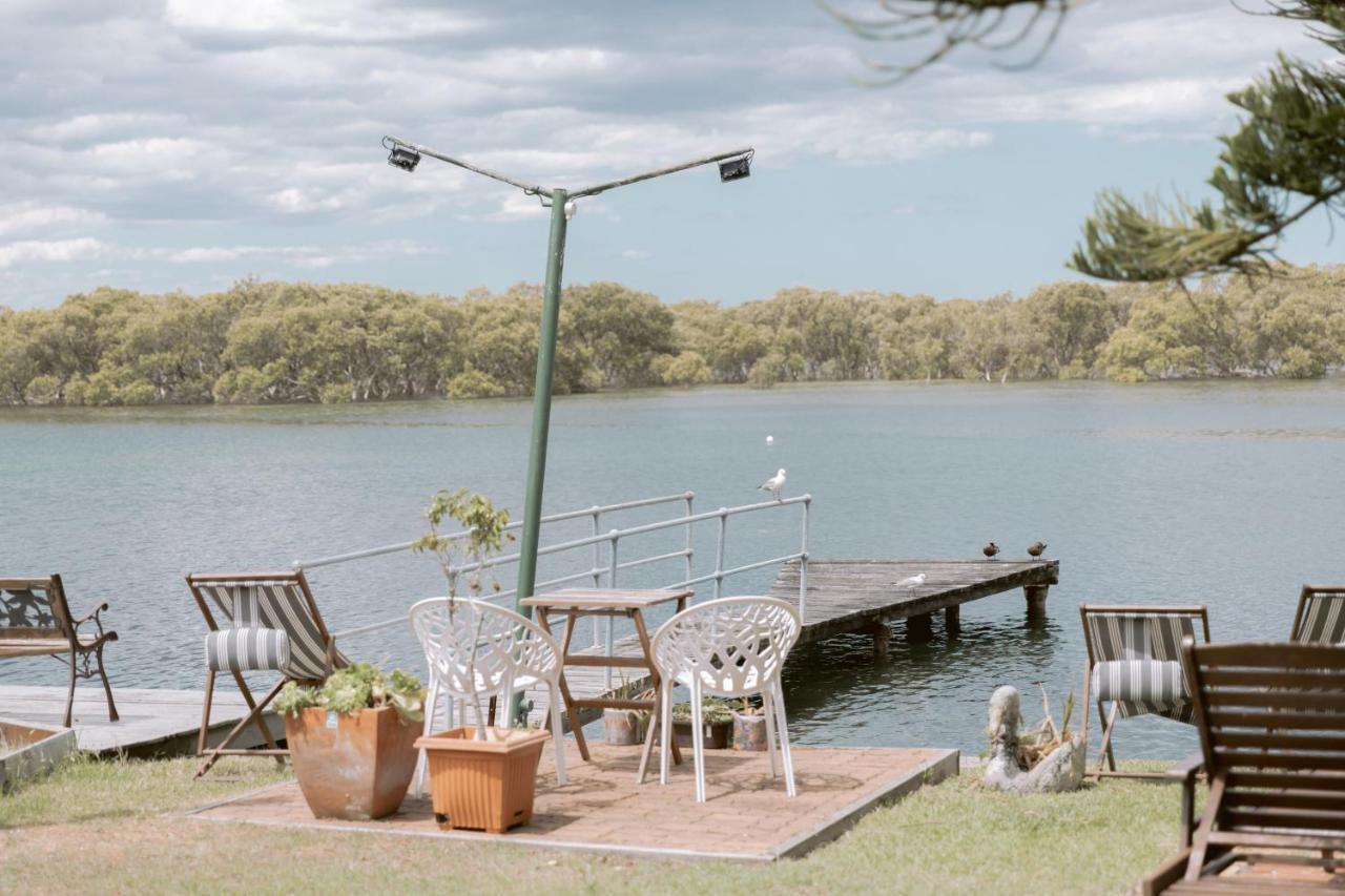 Black Swan Waterfront Motel (Adults Only) Суонсі Екстер'єр фото