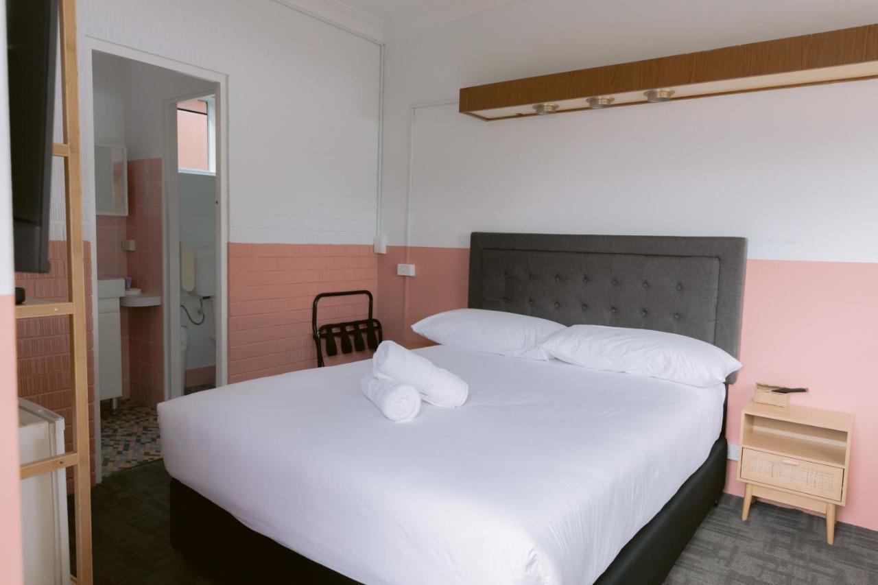 Black Swan Waterfront Motel (Adults Only) Суонсі Екстер'єр фото