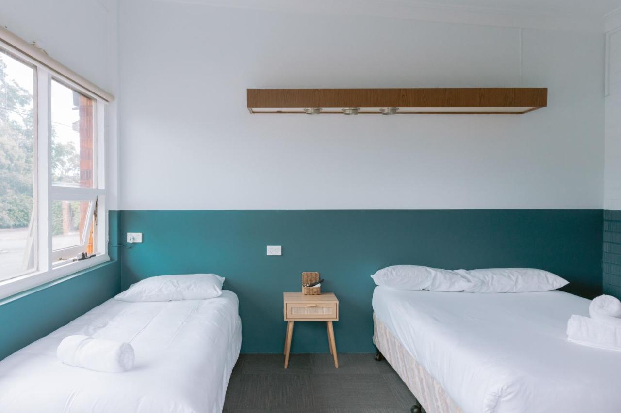 Black Swan Waterfront Motel (Adults Only) Суонсі Екстер'єр фото