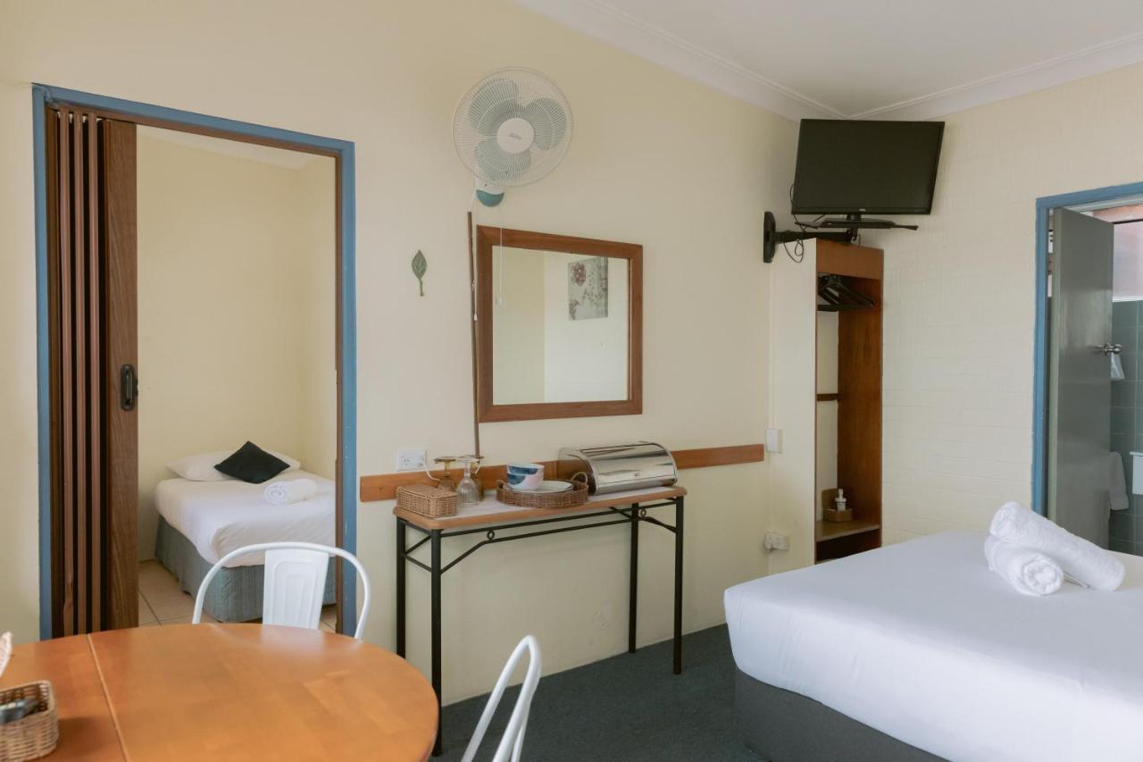Black Swan Waterfront Motel (Adults Only) Суонсі Екстер'єр фото