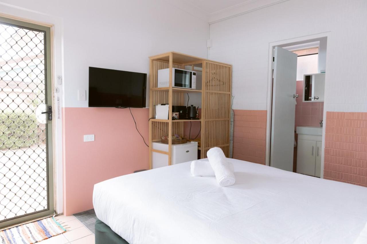 Black Swan Waterfront Motel (Adults Only) Суонсі Екстер'єр фото