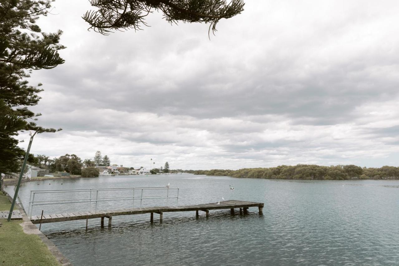 Black Swan Waterfront Motel (Adults Only) Суонсі Екстер'єр фото