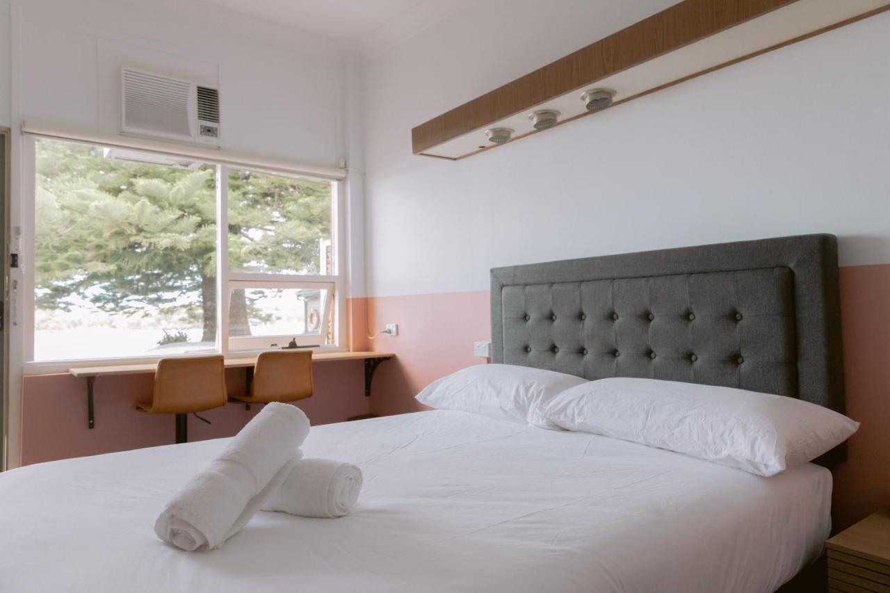 Black Swan Waterfront Motel (Adults Only) Суонсі Екстер'єр фото