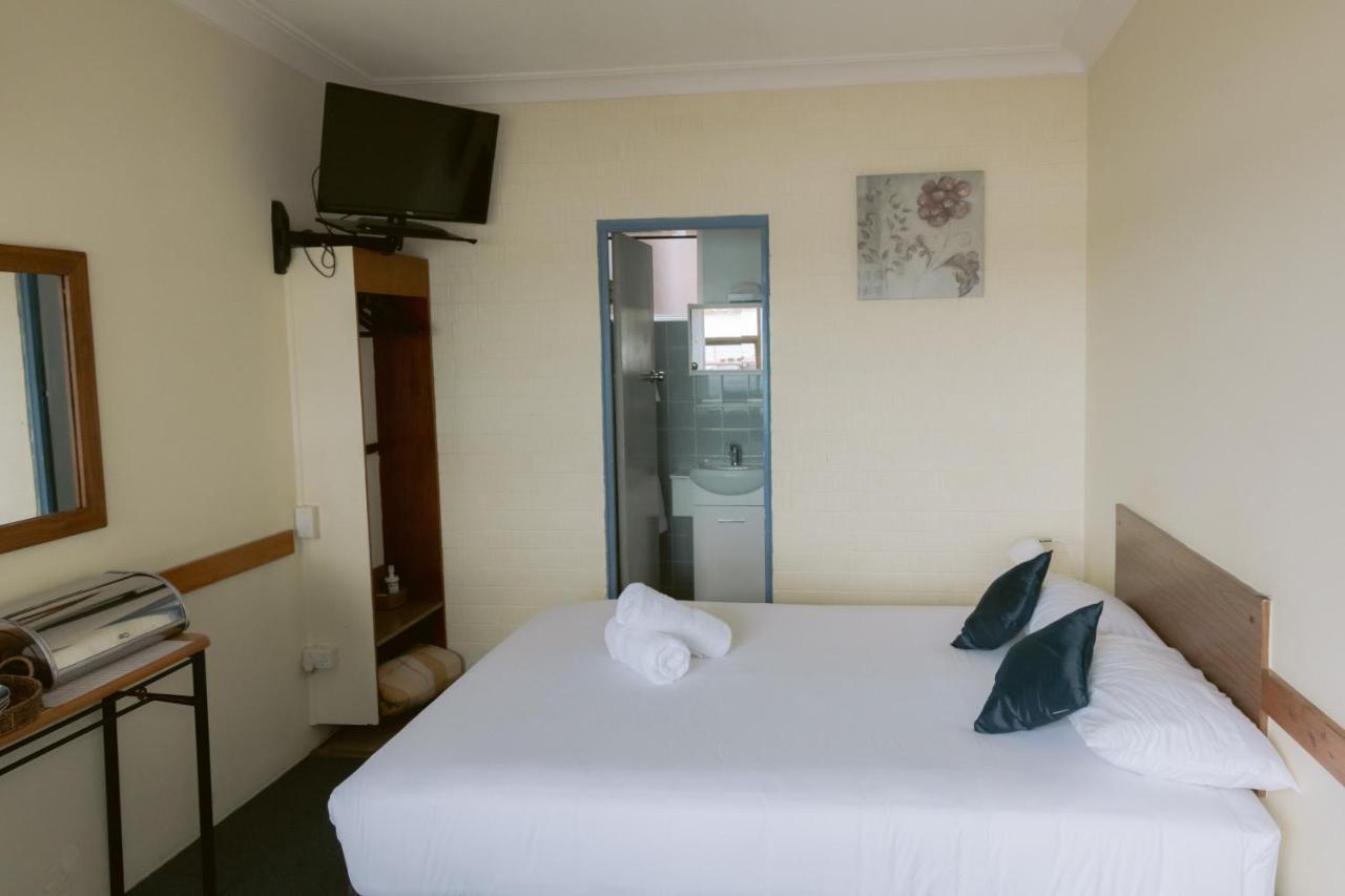 Black Swan Waterfront Motel (Adults Only) Суонсі Екстер'єр фото