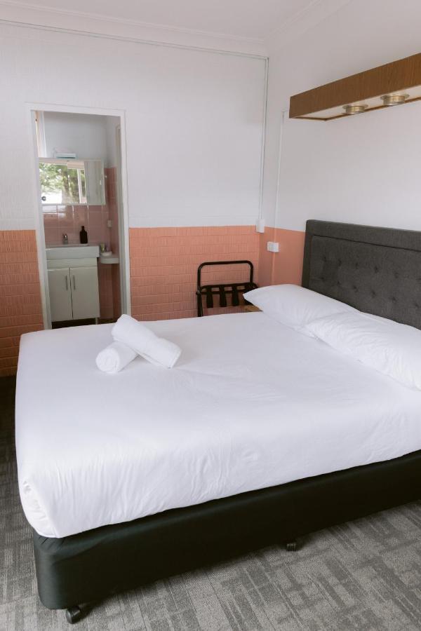Black Swan Waterfront Motel (Adults Only) Суонсі Екстер'єр фото