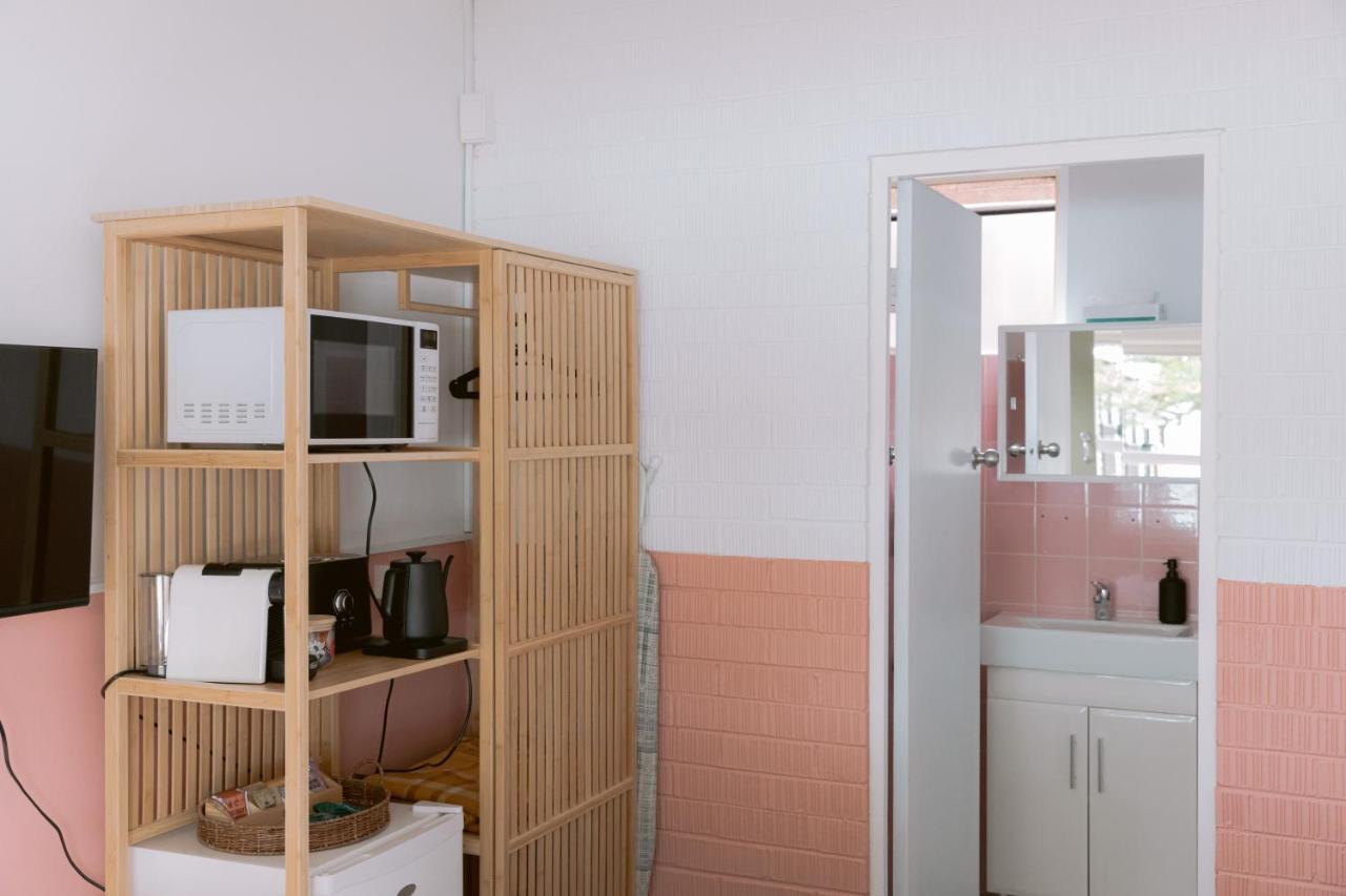 Black Swan Waterfront Motel (Adults Only) Суонсі Екстер'єр фото