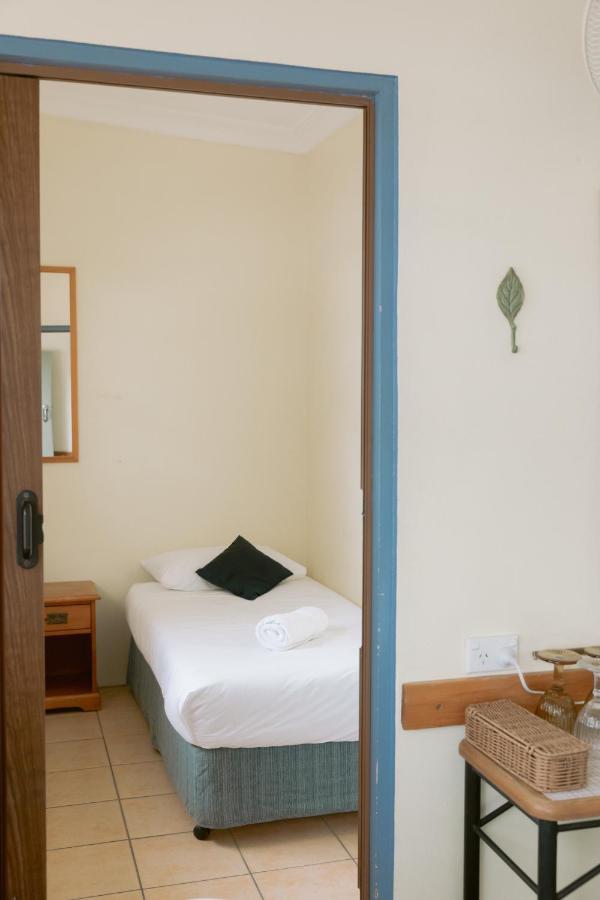 Black Swan Waterfront Motel (Adults Only) Суонсі Екстер'єр фото