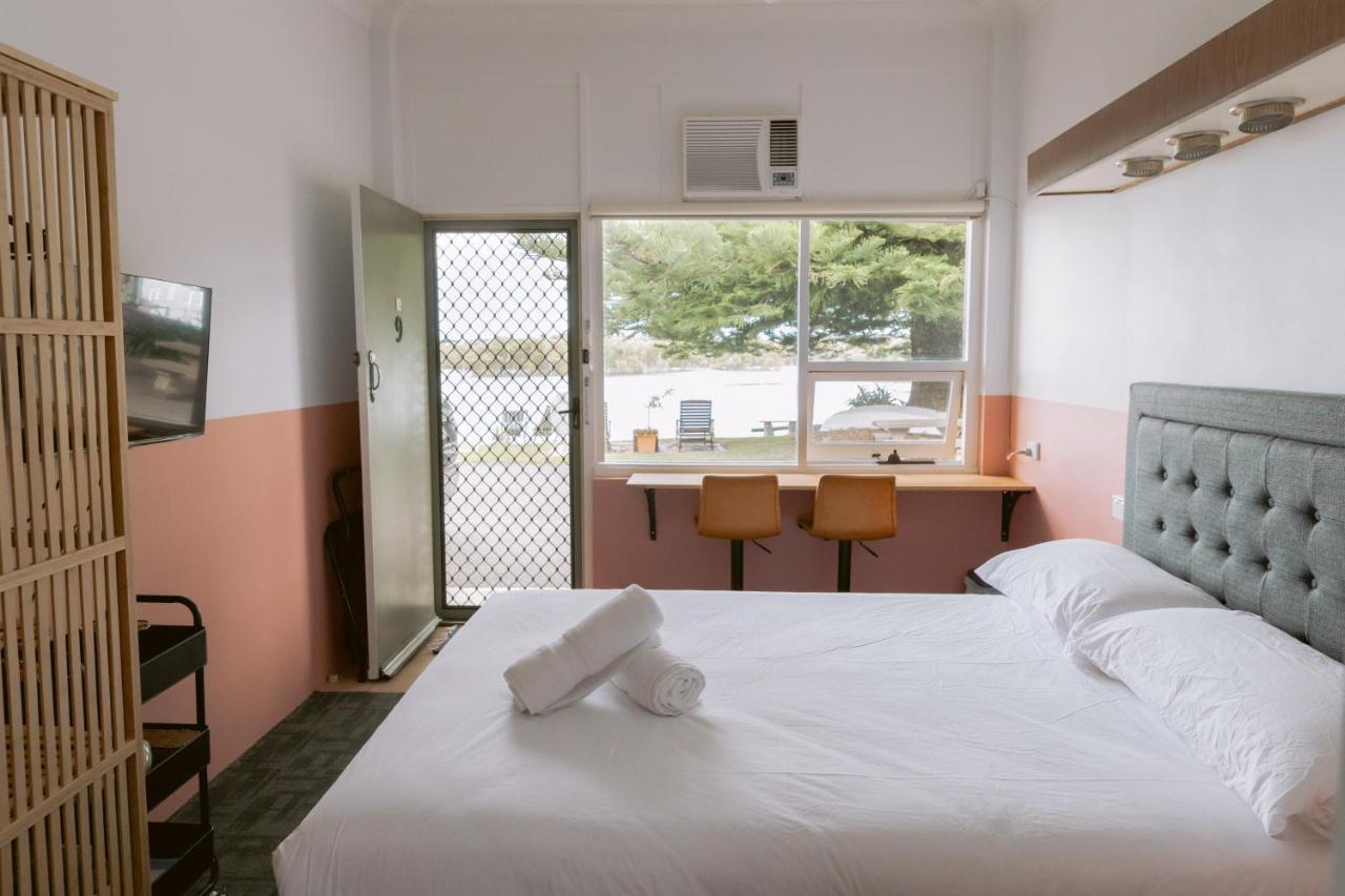 Black Swan Waterfront Motel (Adults Only) Суонсі Екстер'єр фото