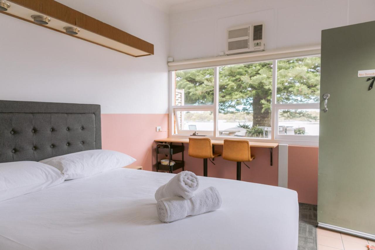 Black Swan Waterfront Motel (Adults Only) Суонсі Екстер'єр фото
