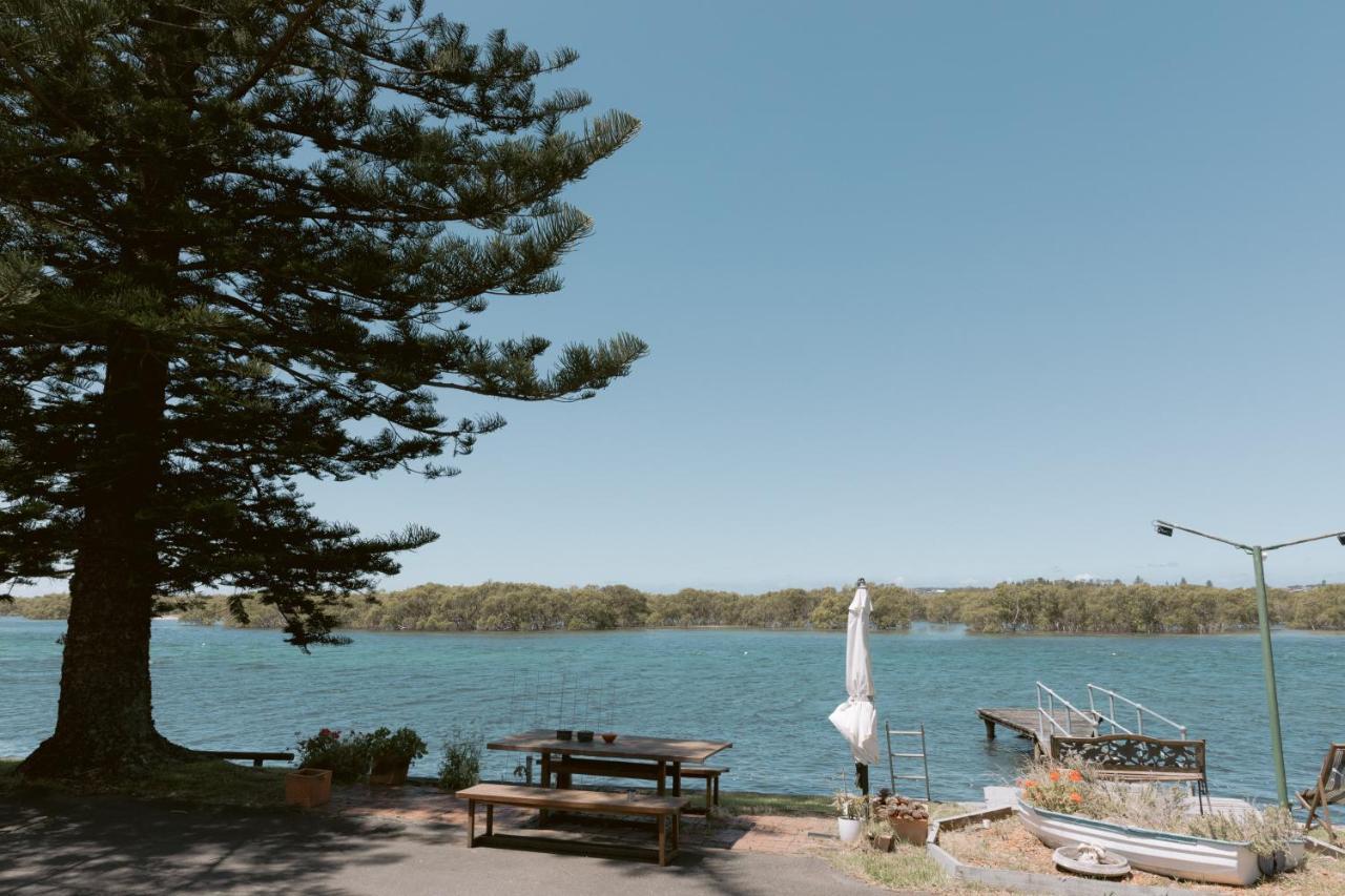 Black Swan Waterfront Motel (Adults Only) Суонсі Екстер'єр фото