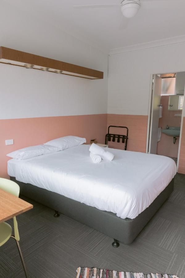 Black Swan Waterfront Motel (Adults Only) Суонсі Екстер'єр фото