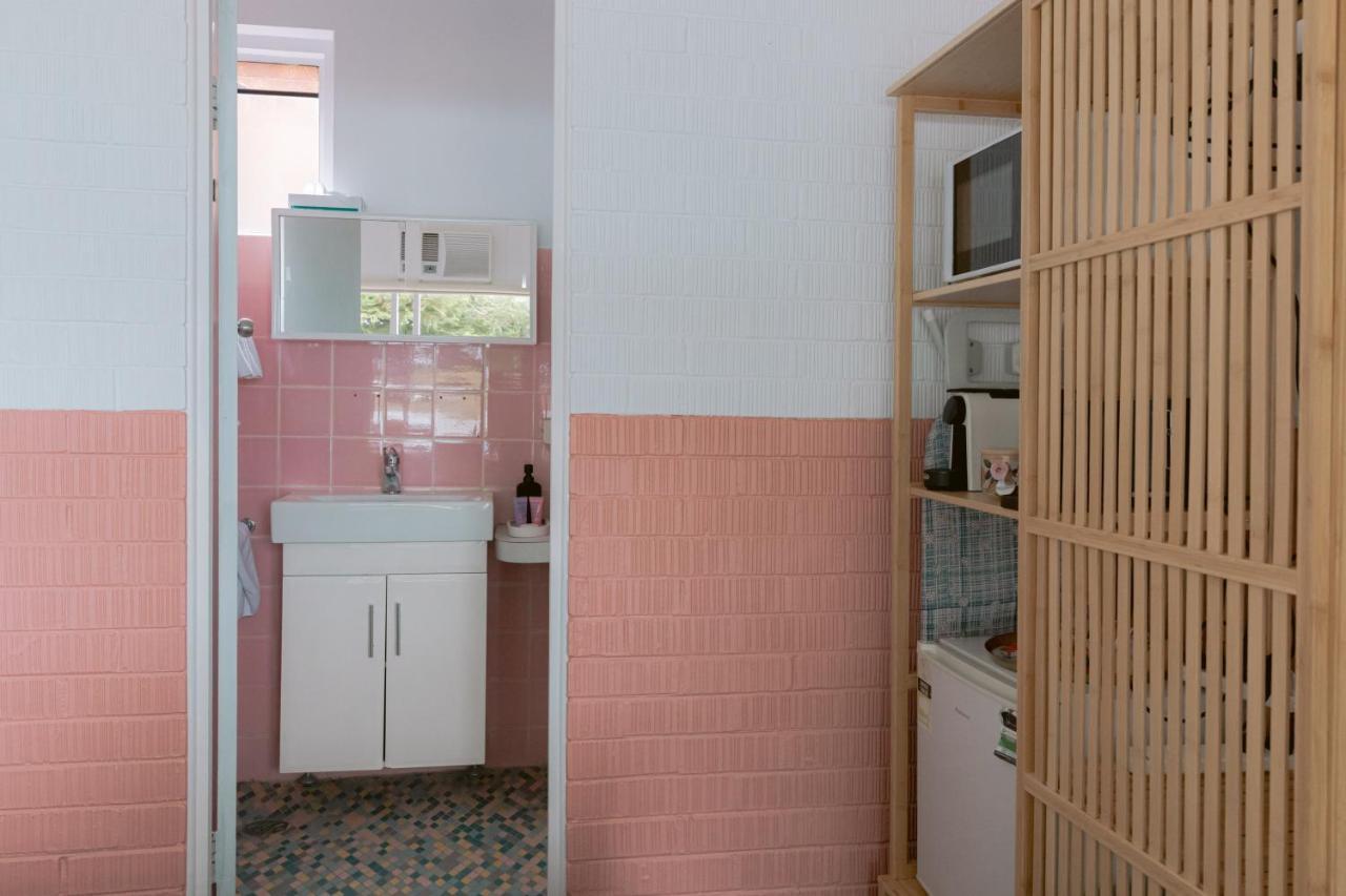 Black Swan Waterfront Motel (Adults Only) Суонсі Екстер'єр фото