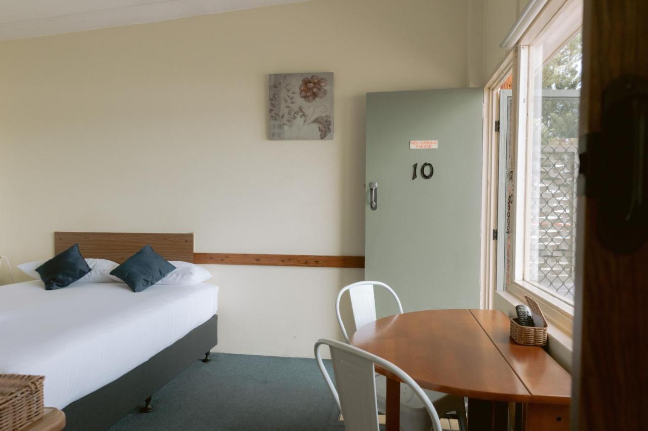 Black Swan Waterfront Motel (Adults Only) Суонсі Екстер'єр фото