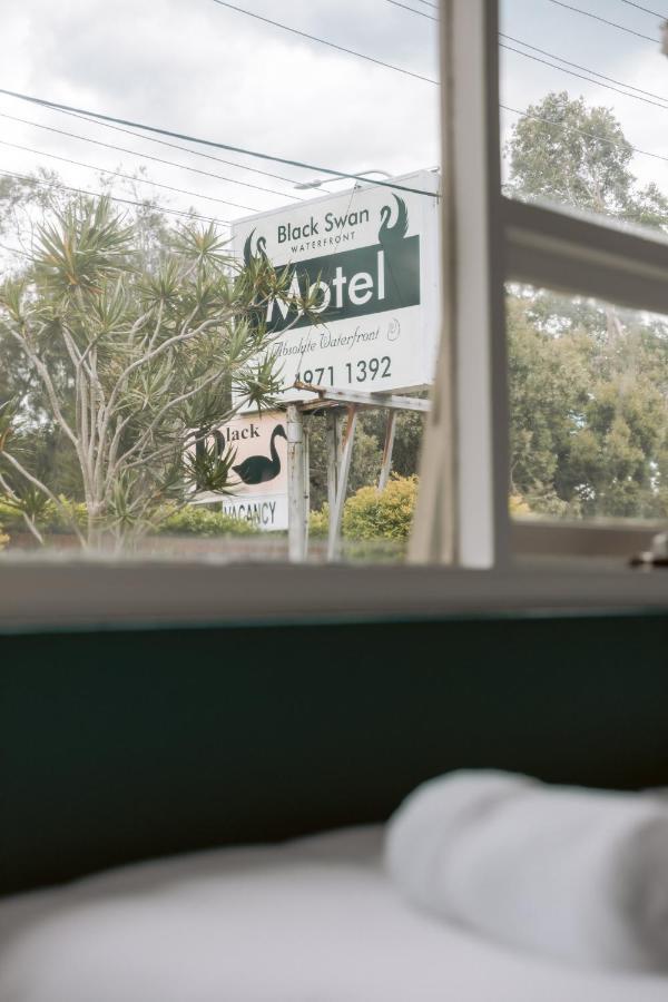 Black Swan Waterfront Motel (Adults Only) Суонсі Екстер'єр фото