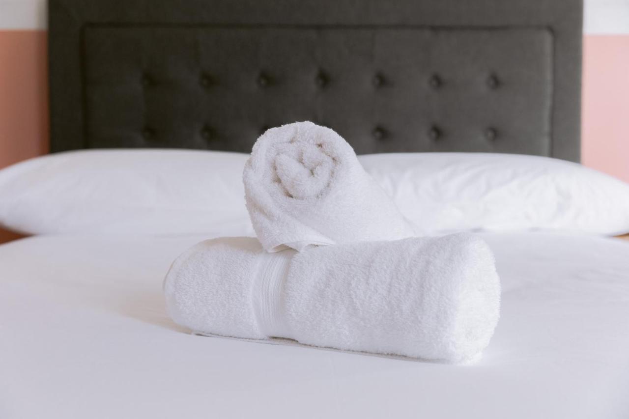 Black Swan Waterfront Motel (Adults Only) Суонсі Екстер'єр фото
