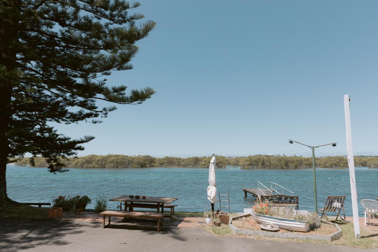 Black Swan Waterfront Motel (Adults Only) Суонсі Екстер'єр фото
