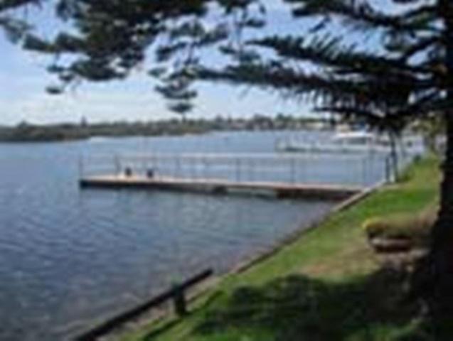 Black Swan Waterfront Motel (Adults Only) Суонсі Екстер'єр фото