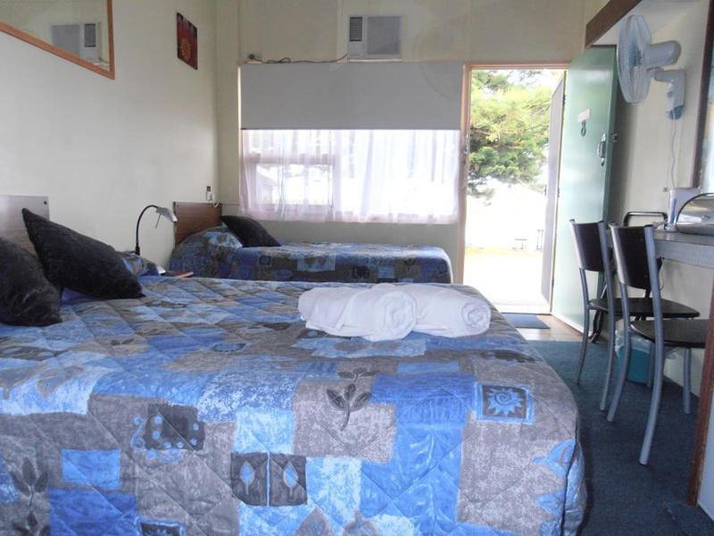 Black Swan Waterfront Motel (Adults Only) Суонсі Екстер'єр фото