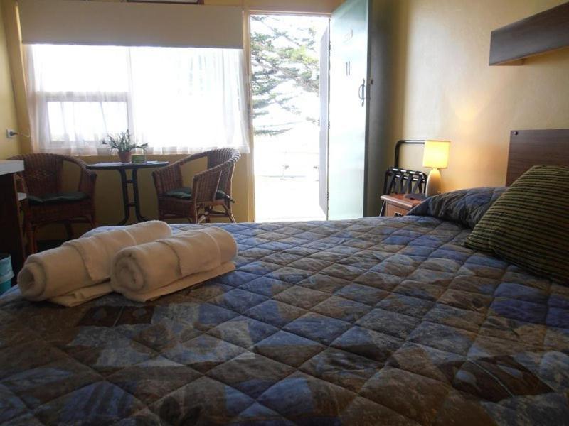 Black Swan Waterfront Motel (Adults Only) Суонсі Екстер'єр фото