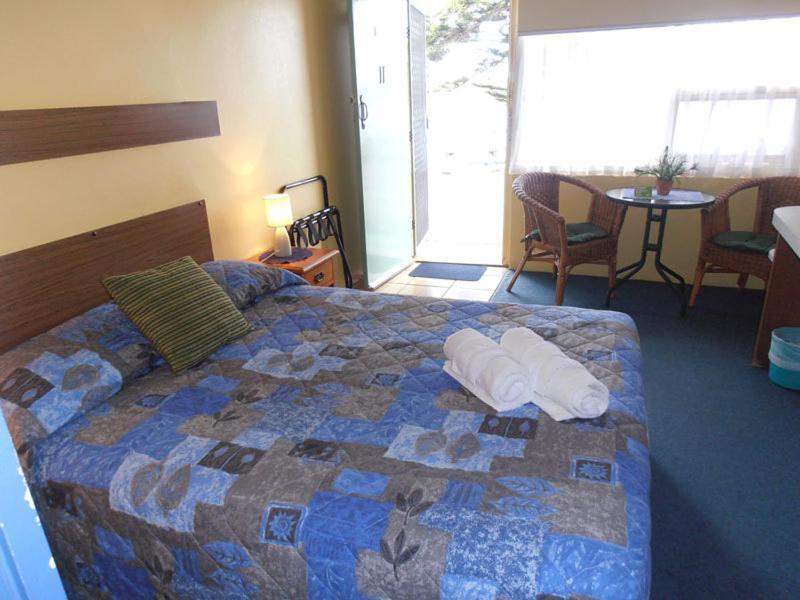 Black Swan Waterfront Motel (Adults Only) Суонсі Екстер'єр фото