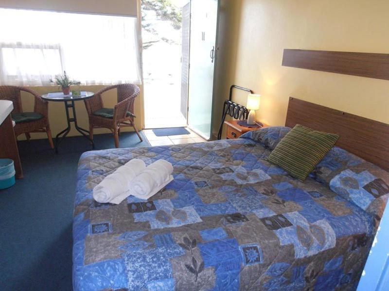 Black Swan Waterfront Motel (Adults Only) Суонсі Екстер'єр фото