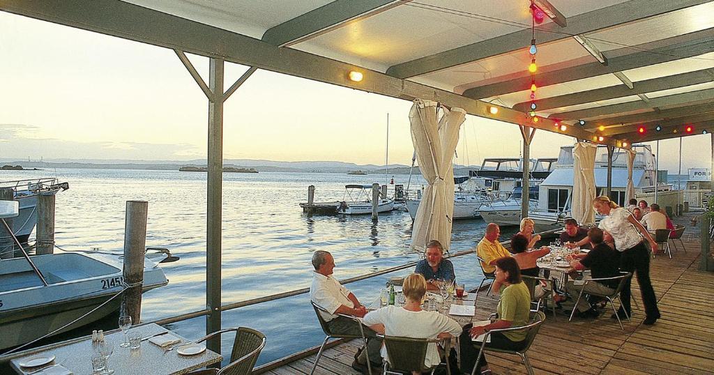 Black Swan Waterfront Motel (Adults Only) Суонсі Екстер'єр фото