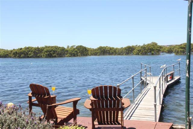 Black Swan Waterfront Motel (Adults Only) Суонсі Екстер'єр фото