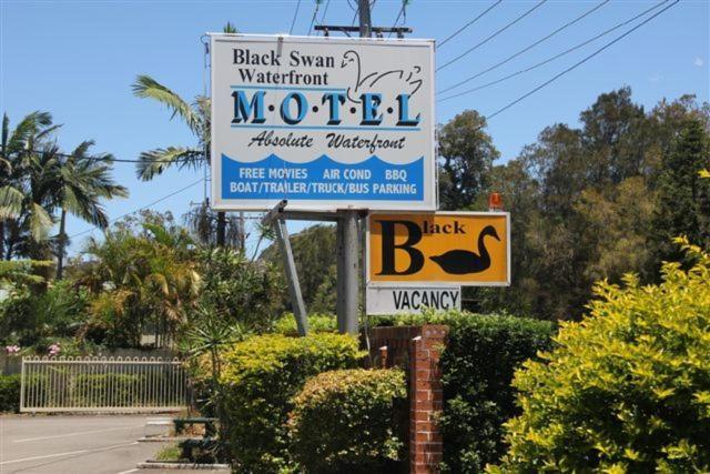 Black Swan Waterfront Motel (Adults Only) Суонсі Екстер'єр фото